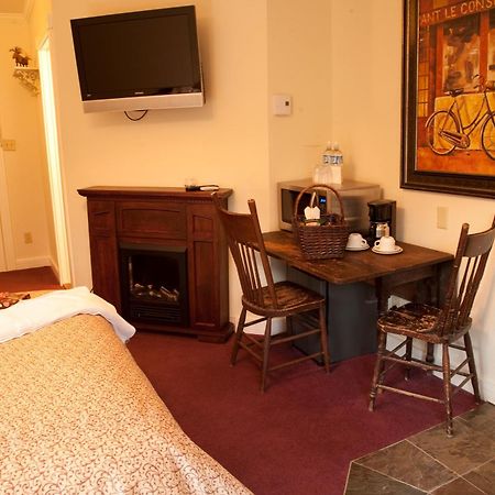 Auberge De La Tour Du Lac Sainte-Agathe-des-Monts Ngoại thất bức ảnh