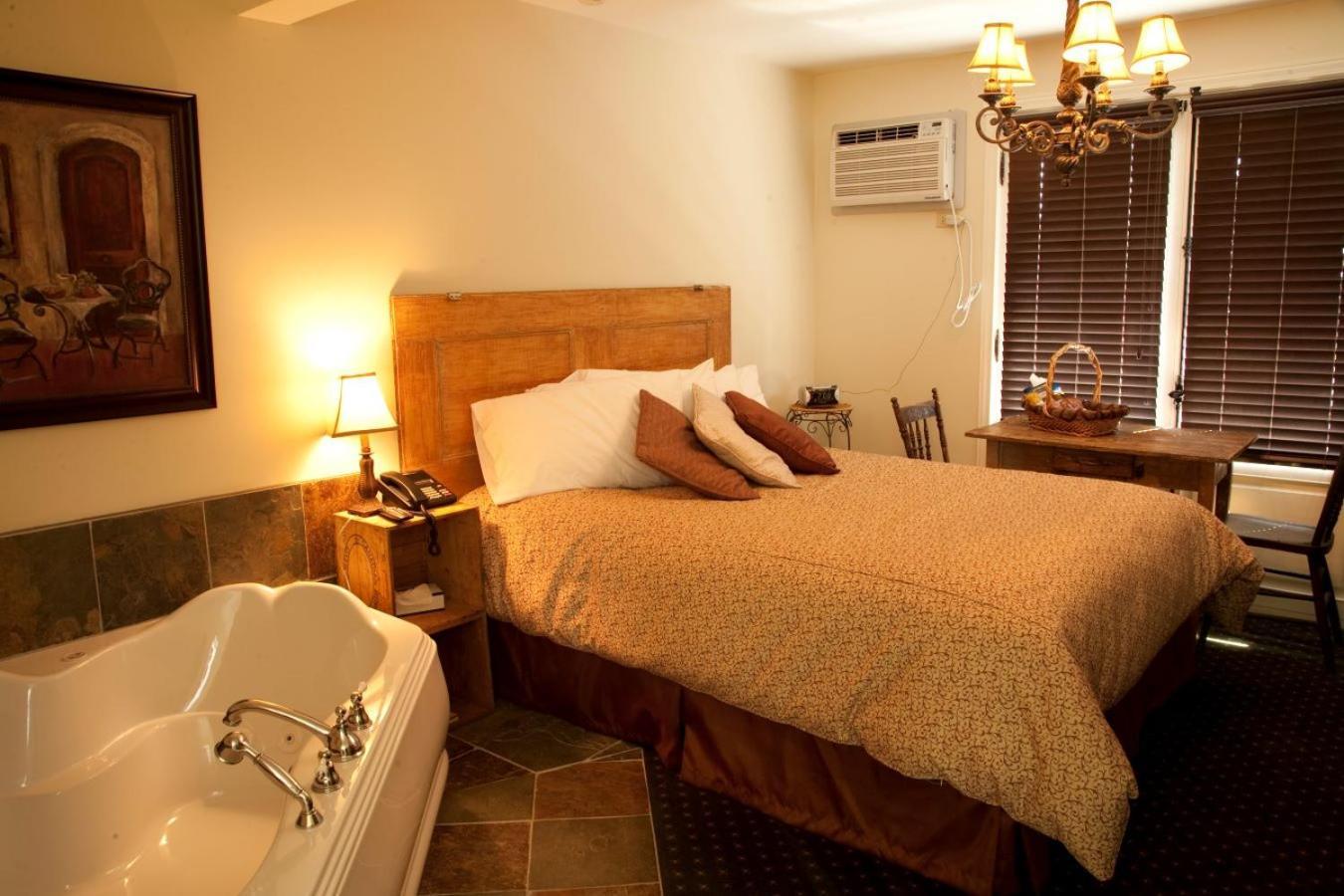Auberge De La Tour Du Lac Sainte-Agathe-des-Monts Ngoại thất bức ảnh