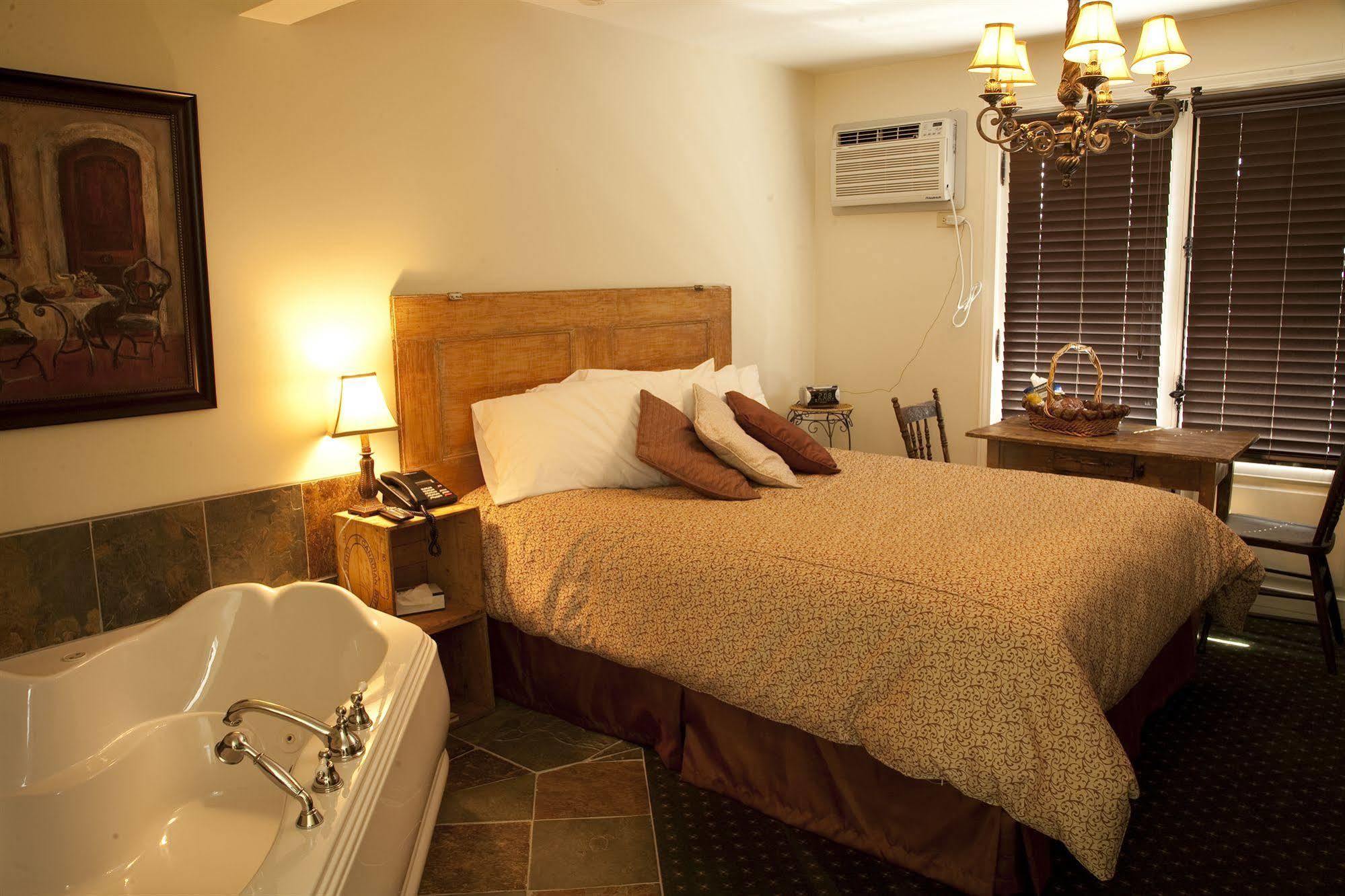 Auberge De La Tour Du Lac Sainte-Agathe-des-Monts Ngoại thất bức ảnh