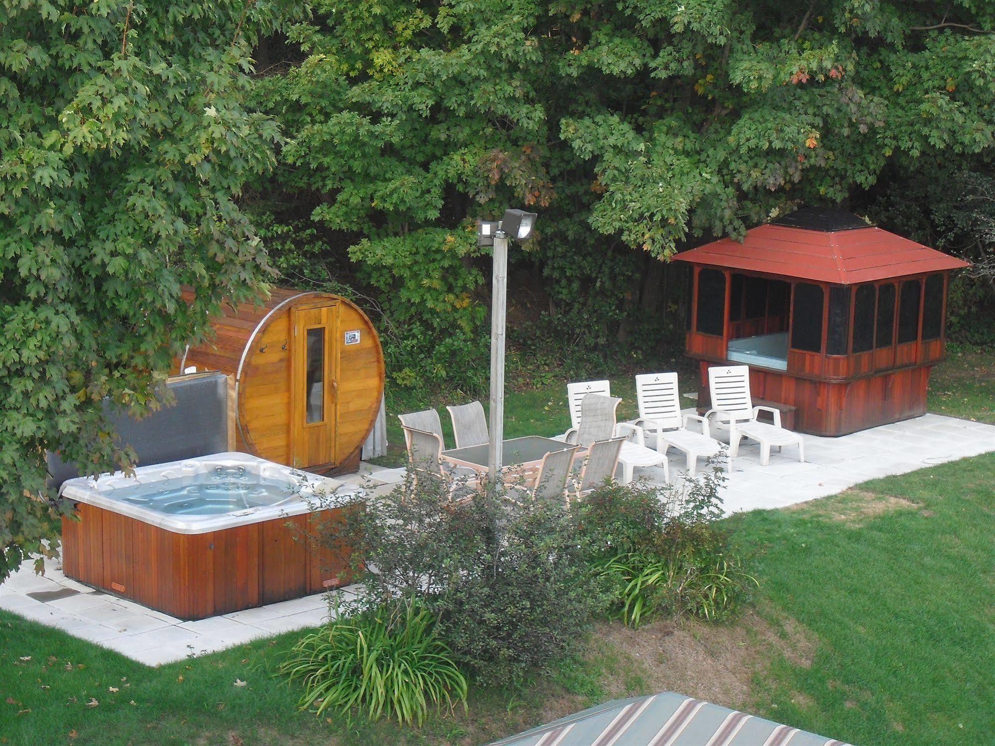 Auberge De La Tour Du Lac Sainte-Agathe-des-Monts Ngoại thất bức ảnh